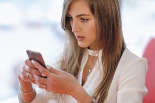 Tchánova pečovatelka mi poslala SMSku určenou někomu jinému. Stačila jedna věta a vyhodila jsem ji - Médium.cz