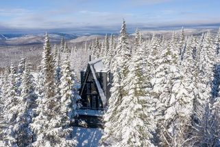 Áčková chata v zasněžených horách – trojúhelník mezi stromy, který si zamilujete - Novinky