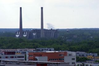 „Atomový hřib“ nad Pardubicemi, areál Synthesie v troskách a mlčící režim - Médium.cz