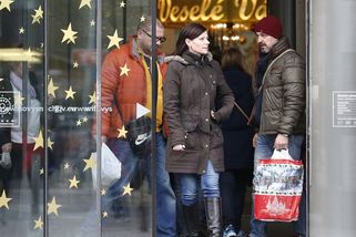 Otevřeno, nebo zavřeno? Koalici rozděluje postoj ke svátečnímu prodeji - Novinky