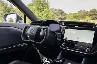 Jak se točí volantem, co není volant? Novinka Lexusu zásadně změní svět automobilů - Garáž.cz