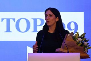 Markéta Pekarová Adamová na svahu s vínem v ruce