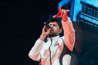 Recenze: Calin mezi paneláky. Zpěvákovi v O2 areně blahopřál i Donutil - Seznam Zprávy