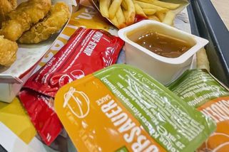 Konec jednorázových obalů v EU. Do pěti let mají zmizet minikečupy, cukr i smetánky - Novinky