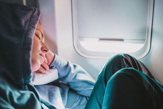 Pět triků pro lepší spánek v letadle. Nepodceňte otupování smyslů - Novinky