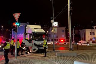 Řidič náklaďáku v Praze zkolaboval, vůz najel na chodník - Novinky