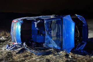 Osmiletá dívka po bouračce na Novojičínsku vylezla okénkem a přivolala řidičce pomoc svítilnou na mobilu - Novinky