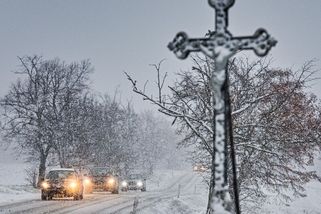 Řidiči se sjíždějí k nebezpečnému driftování na čerstvém sněhu. Policie sotva stíhá rozdávat pokuty - Novinky