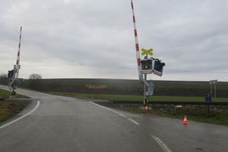 Na Šumpersku vjel řidič na přejezd zřejmě i přes varovný signál. Narazil do něj vlak - Novinky