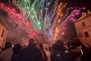 „Žádné včely tu nejsou.“ V Benátkách nad Jizerou navzdory zákazu odpálili ohňostroj - Novinky