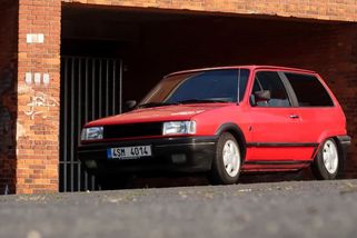 A Volkswagen Polo Steilheck znáte? Začíná být vzácnou verzí. A s třináctistovkou docela upaluje - Garáž.cz