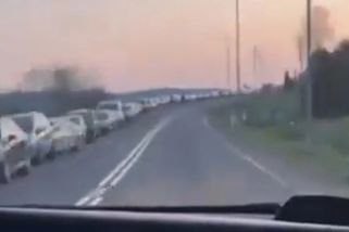 VIDEO: Ukrajinci stojí ve frontách u hranic. Chtějí do rodné vlasti oslavit svátky - Echo24.cz