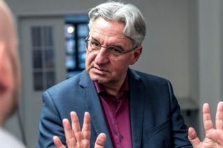 Zahradil si rýpl ponižujícím způsobem do chlebíčků Fialy: Do této podoby přetvořil celou ODS