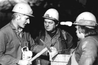 Elita minulého režimu. Havíři si žili jako králové, zelináři měli moc a veksláci vládli penězi