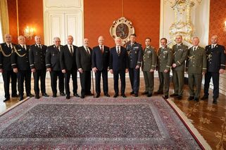 „Důstojnická inflace“ v Česku. Přibývá generálů a plukovníků, chybí ale mužstvo