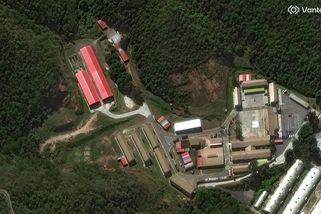 Před a po. Satelitní snímky ukazují následky úderu na základnu, kde byl zadržen Maduro - Novinky