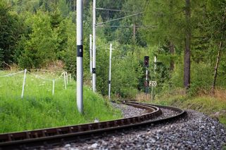 Mladík na Orlickoústecku nestihl uskočit před vlakem, lehl si mezi koleje - Novinky