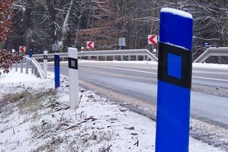 Podél silnic najdeme i barevné sloupky. Víte, co znamenají? - Garáž.cz