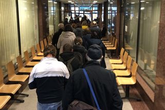 Nedůstojné, ponižující, senioři se přetlačují ve frontě na předčasný důchod - Seznam Zprávy