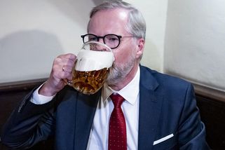 Premiérem se nestal a loňské pivo zhořklo. Fiala se oklepal a opět vyrazil s Rakušanem