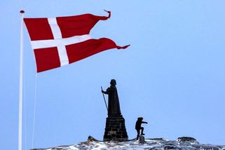 Koupíme Grónsko, nebo ho obsadíme! Proč ostrov chtějí Američané a ubrání ho Dánové?