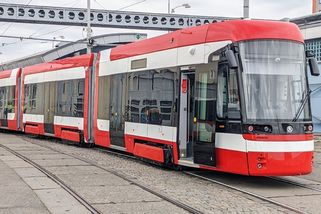 Obrazem: První tramvaj Škoda ForCity Smart 45T dorazila do Brna - Zdopravy.cz