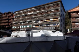 Nezletilí neměli v baru v Crans-Montaně co dělat. Jenže kluci znali kód od bočního vchodu - Novinky