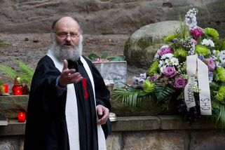 Sexuálně nás zneužíval, obviňují ženy známého faráře. Ten mluví o masážích - Seznam Zprávy