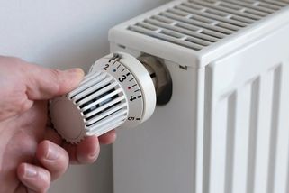 Soused v bytě nepoužívá topení a bere teplo z okolních bytů. Je to legální a můžu to dělat taky? - EnergoZrouti.cz