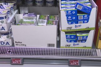 Máslo dál zlevňuje, v obchodě ho koupíte za 25 korun. Katastrofa, stěžují si mlékárníci