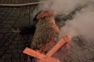 Mladíci v Kroměříži zapálili betlém, hrozí jim pokuta 50 tisíc - Novinky