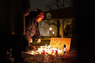 Fotky: U ministerstva zahraničí protestovali lidé proti reorganizaci úřadu - Seznam Zprávy