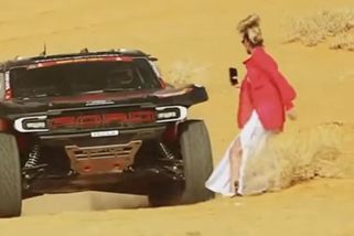 Hrozivé záběry z Dakaru: Neukázněná divačka s telefonem vběhla přímo před rozjeté auto! - Garáž.cz