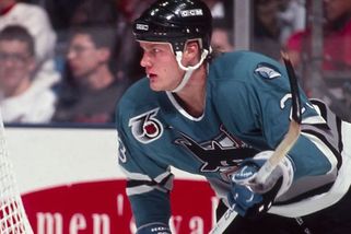 Největší šílenec v historii hokeje: suspendace, vězení, bitky i exkrementy - Seznam Zprávy