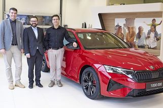 Škodovka předala českému zákazníkovi speciální Octavii RS. Její výjimečnost nemáte šanci poznat - Garáž.cz