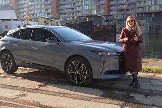 Je to designové auto, za kterým se lidé otáčí. Za svůj volant hledá hlavně inteligentní řidiče