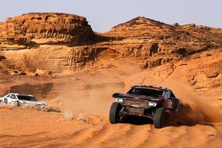 Kousek od tragédie. Neukázněná divačka vběhla na Dakaru přímo před auto - Sport.cz