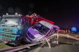 Tohle vám vyrve volant z ruky, říká expert k tragické nehodě přetíženého kamionu u Ostravy - Novinky