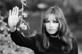 Komunisté jim ničili život: Soudruzi vyhrožovali a vymýšleli kompro, kteří slavní se nepodvolili? - Médium.cz