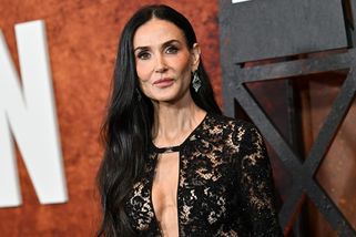Smál se nám celý svět, ale teď to nosí Demi Moore! Jaký český trend ovládl šatníky slavných?