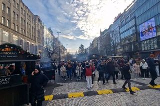 Centrem Prahy poslední sobotu před Vánocemi procházely davy - Novinky