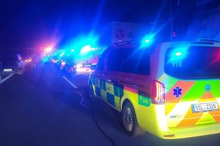 Řidič zastavil na dálnici D6, aby si odskočil. Dodávka se rozjela a způsobila hromadnou nehodu - Novinky