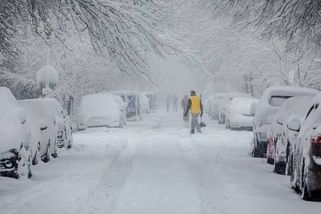 Obří sněhová kalamita v Evropě: Státy ruší lety, kolabuje doprava, umírali lidé