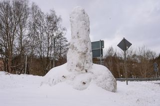 U silnice v Sasku se objevil třímetrový sněhový pyj. Žádný problém, reagovala policie - Novinky