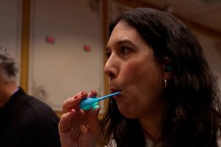 CES 2026: Nové lízátko hraje přímo v ústech. Hudbu vede přes kosti do ucha - Novinky