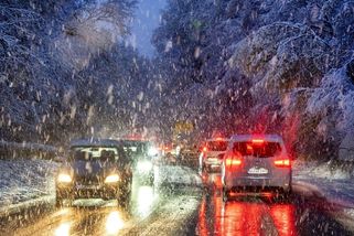 Silné sněžení komplikuje dopravu na západě Čech. Dálnice D5 na Tachovsku je uzavřena - Novinky