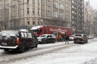 Sněžení způsobilo v Praze chaos v dopravě. Kamiony blokují silnice, nejezdí tramvaje, MHD ruší spoje - Novinky