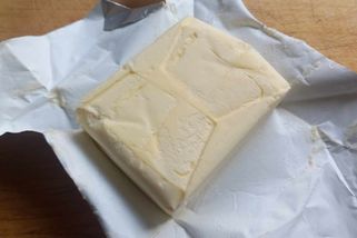 Mnozí Češi nakupují nejhorší máslo v celé EU. Prodejci jim to ale neřeknou. Jaké kupujete vy?