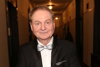 Otec slavil, matka jela do porodnice tramvají. Moderátor vypráví o svém narození - Novinky