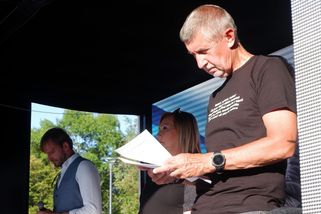 Senior, který před volbami napadl Babiše holí, dostal od soudu podmínku - Seznam Zprávy